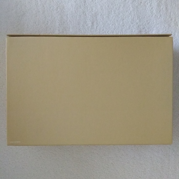 Michael Kors Medium Carton Gift Box - Picture 2 of 6